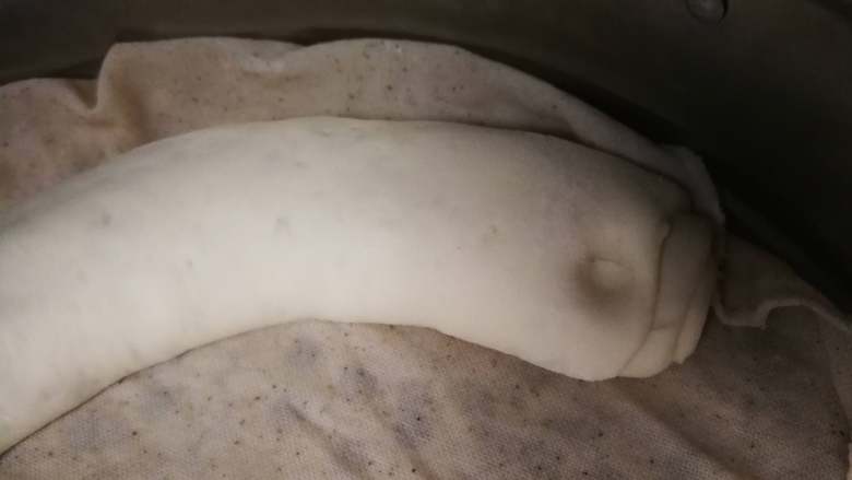 肉龙、懒龙、肉卷,发酵至差不多1.5倍大,用手指按一个坑,不会马上回弹就是发酵好了。