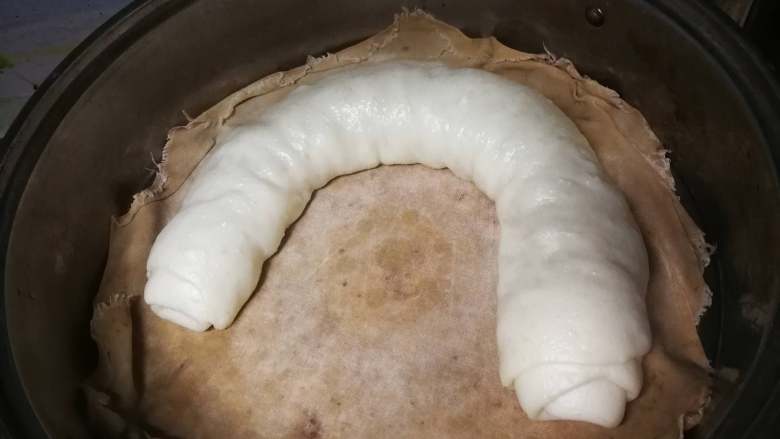 肉龙、懒龙、肉卷,开大火水开后转中火,蒸18分钟,关火后闷3-5分钟再打开锅盖。看到这个样子就知道“懒龙”这个名字是怎么来的了。