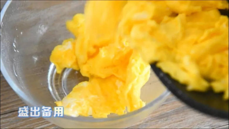 鸡蛋真的是百搭,和这两样混在一起也很好吃,盛出备用