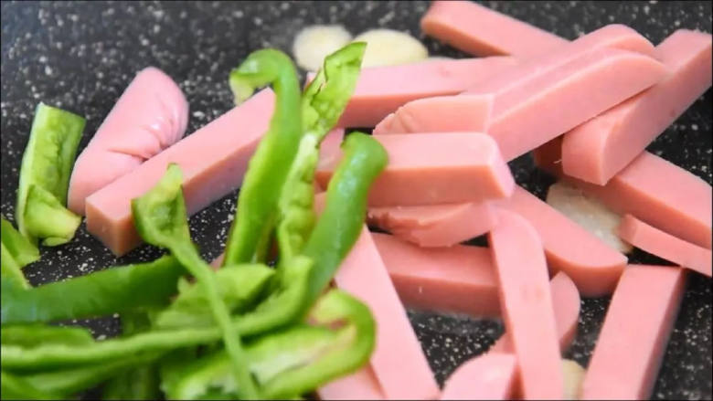 鸡蛋真的是百搭,和这两样混在一起也很好吃,倒入方腿和青椒丝,大火翻炒至断生。