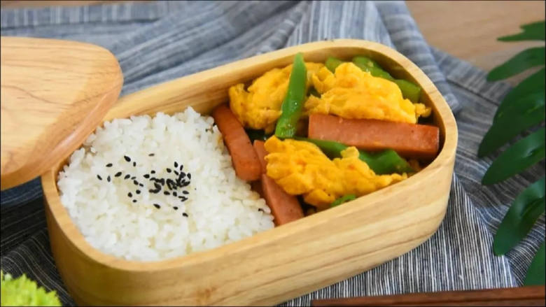 鸡蛋真的是百搭,和这两样混在一起也很好吃,装入便当盒,一份营养又好吃的便当就完成啦!