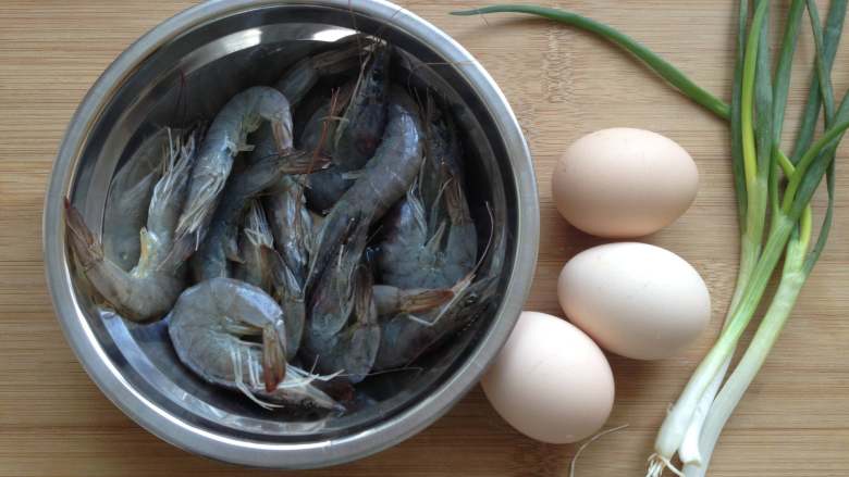 虾仁蛋饼,备好所需食材