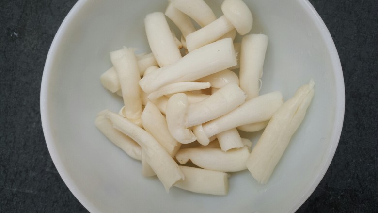 菌类料理~杂菌汤,蟹味菇切两半