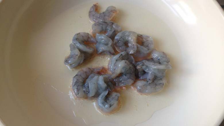 虾仁蛋饼,平底锅中倒入适量油,油温热后倒入腌制好的虾仁