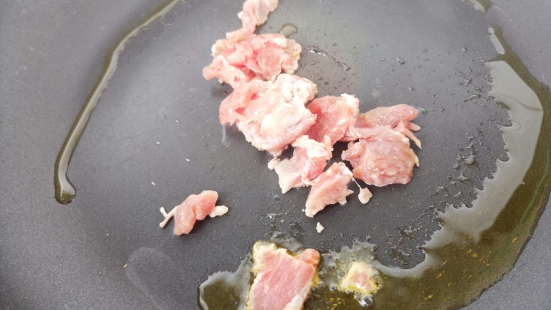 菌类料理~杂菌汤,把牛肉放进去炒