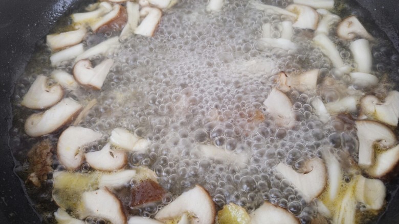 菌类料理~杂菌汤,大火烧开