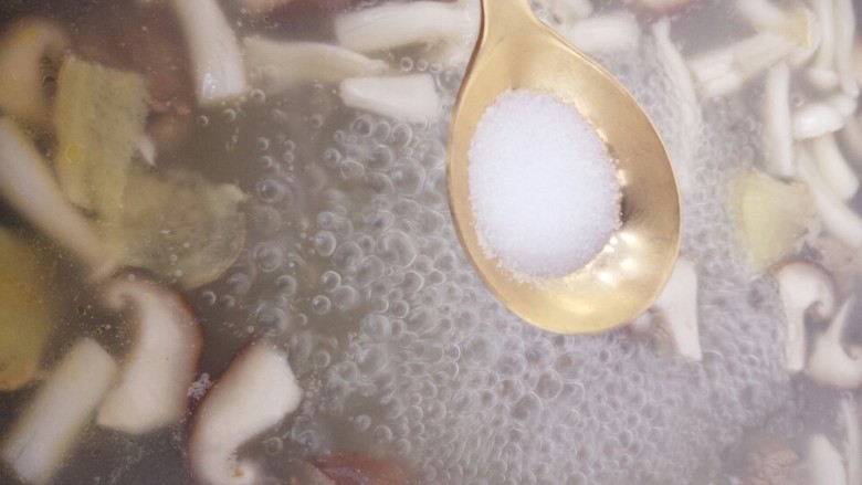 菌类料理~杂菌汤,然后加一勺盐