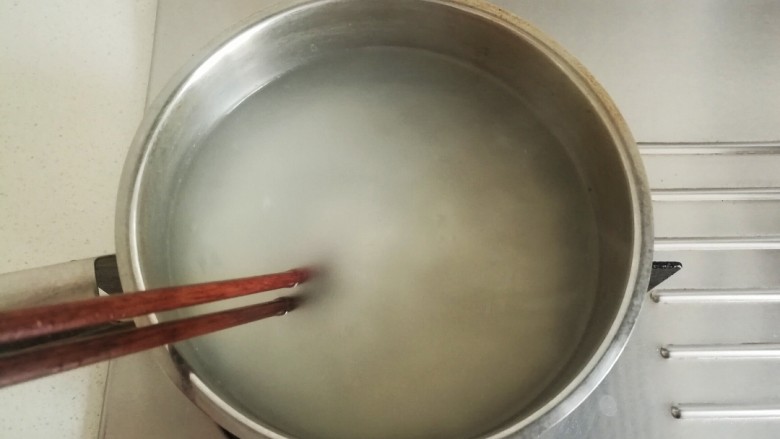 粥煲蛋,沸腾后转中火,用筷子顺时针方向搅拌米汤,适当的搅拌让米粒分散开并更快熟透,煮15分钟左右。
