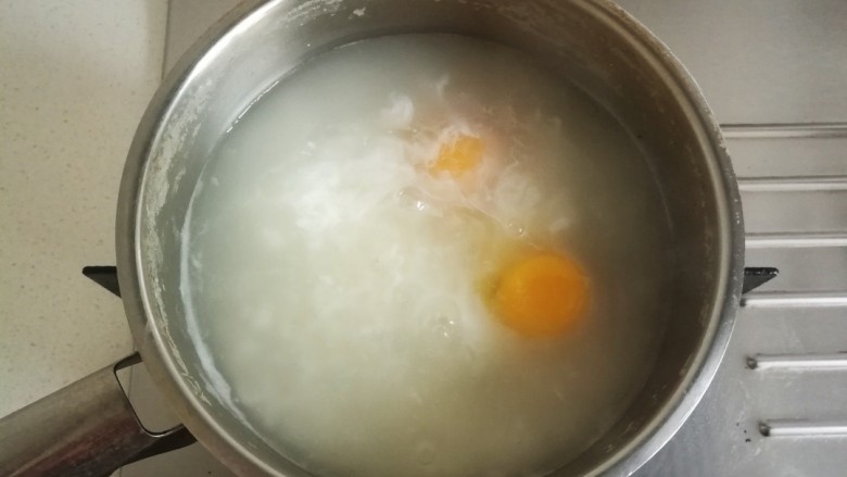 粥煲蛋,静置一分钟,让蛋黄与蛋白成型。