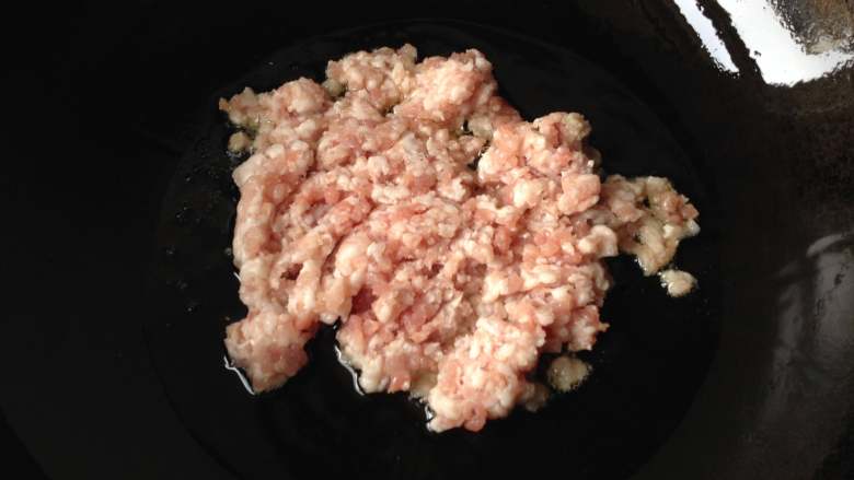 炒苍蝇头,锅中倒入适量油,油热后放肉末小火煸炒