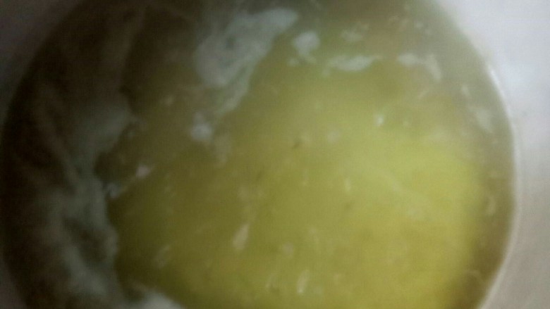 婆婆丁粥,锅里放米,大火煮。