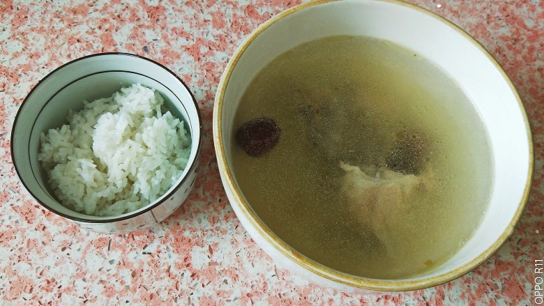 宝宝辅食鸡汤南瓜粥,熬好的鸡汤和米饭