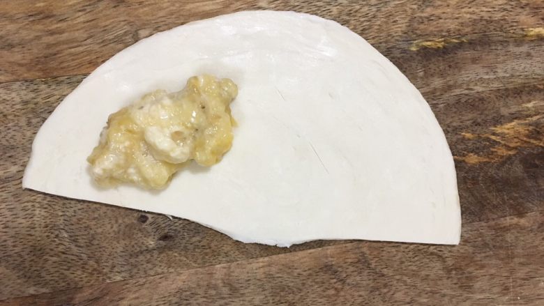 飞饼版香蕉派,反转过来,加上香蕉馅。