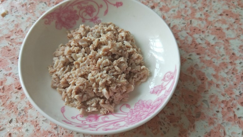 宝宝辅食鸡汤南瓜粥,取下鸡骨架上的鸡肉剁碎