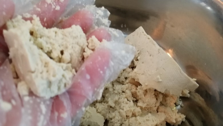 快手早餐&葱香豆腐鸡蛋饼,带上一次性手套把豆腐捏碎,越碎越好。(如图)