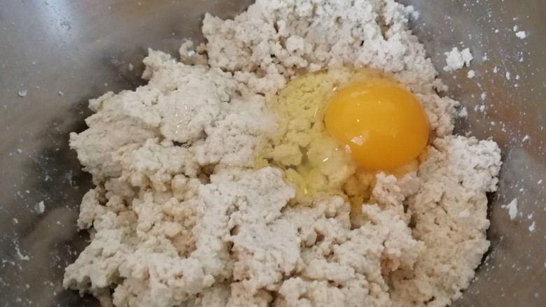 快手早餐&葱香豆腐鸡蛋饼,打一个鸡蛋到豆腐里(如图)