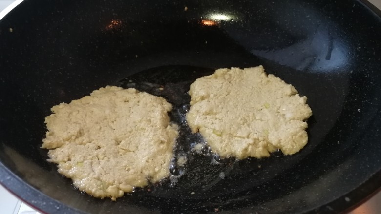 快手早餐&葱香豆腐鸡蛋饼,油热开始煎豆腐鸡蛋饼,不要着急翻,等煎硬了在翻个,否则会碎掉了。