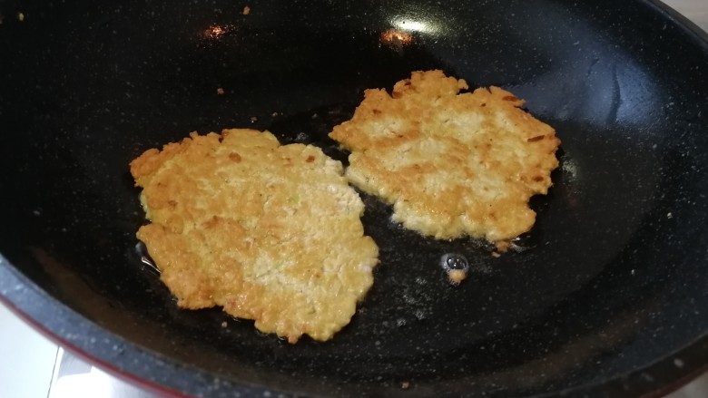 快手早餐&葱香豆腐鸡蛋饼,翻个煎另一面,煎至两面金黄色就好了。(如图)