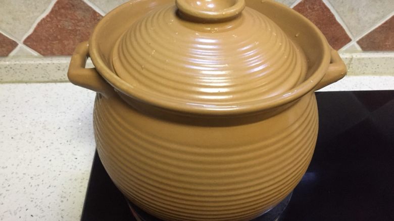 #菌类料理#山珍黑熊掌菌肚子土鸡汤,砂锅小火加盖注意不要溢锅,炖上一小时候