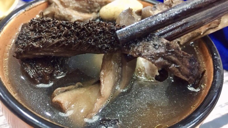 #菌类料理#山珍黑熊掌菌肚子土鸡汤,不能以貌取汤哟,原生态菌类的鲜美能想象得到吗