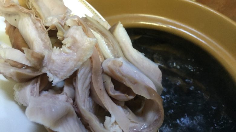 #菌类料理#山珍黑熊掌菌肚子土鸡汤,砂锅里的汤汁开后,放入肚条