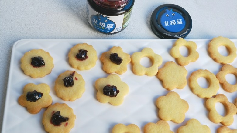 蓝莓酱夹心饼干,烘烤好的饼干取出放凉,取一块实心饼干上加入<a style='color:red;display:inline-block;' href='/shicai/ 2868'>蓝莓酱</a>,再以空心饼干重叠即可