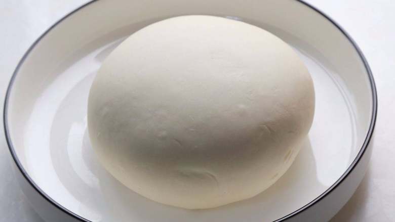 韭菜盒子,用温水和面（要软一些），揉成光滑的面团，盖上保鲜膜醒10分钟。