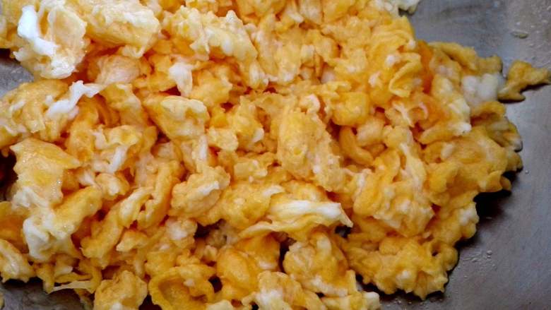 韭菜盒子,鸡蛋炒成碎块、晾凉。