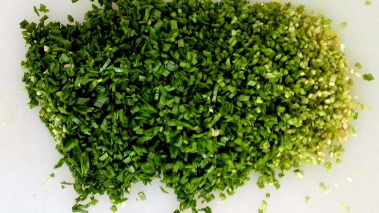 韭菜盒子,韭菜切碎。