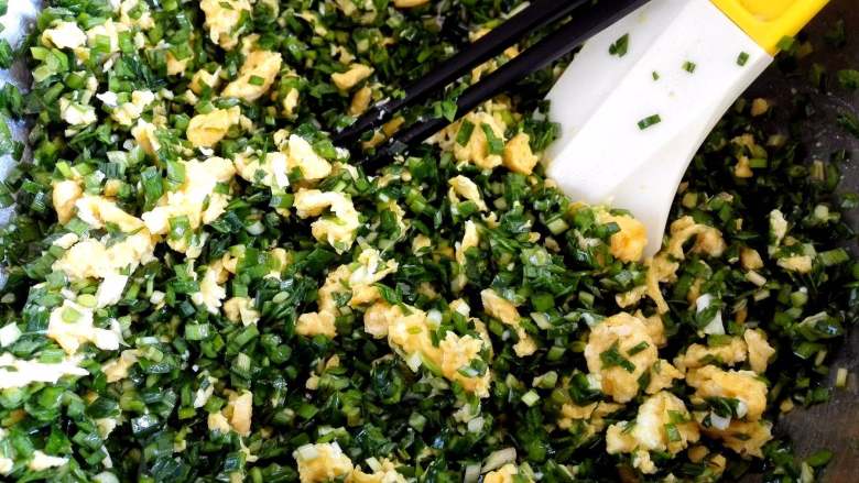 韭菜盒子,韭菜里先放油拌匀，韭菜不容易出水，拌入鸡蛋，最后加盐拌匀。