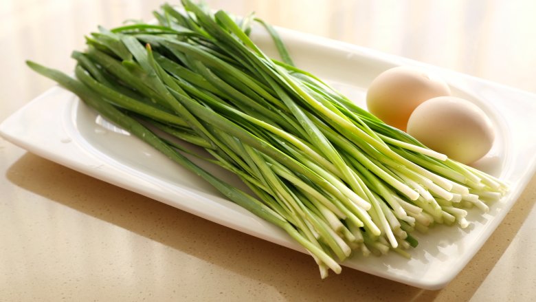 韭菜盒子,<a style='color:red;display:inline-block;' href='/shicai/ 116'>韭菜</a>和<a style='color:red;display:inline-block;' href='/shicai/ 9'>鸡蛋</a>洗净。（<a style='color:red;display:inline-block;' href='/shicai/ 9'>鸡蛋</a>也要洗哦）