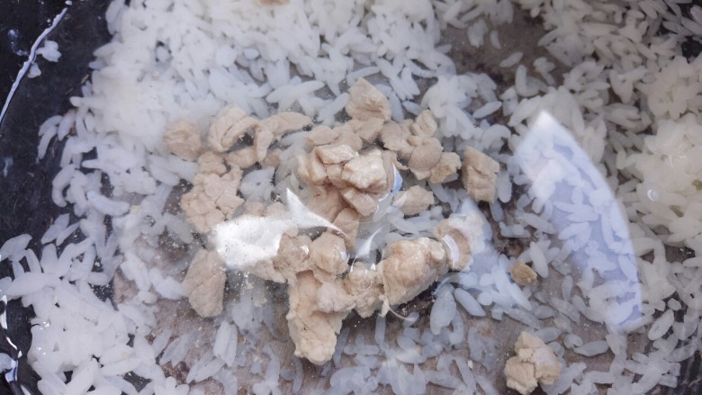 早餐皮蛋粥,然后放入肉丁,开始按煮粥按键煮