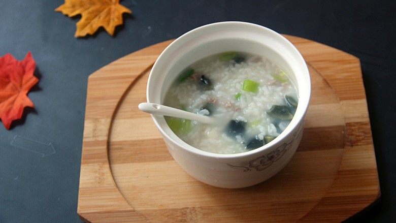 早餐皮蛋粥,焖好就可以喝了,香味扑鼻