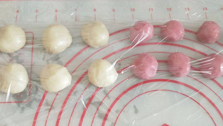 桃花酥,醒好的油皮平均分成15份揉成圆球,油酥也分成15份揉成圆球。