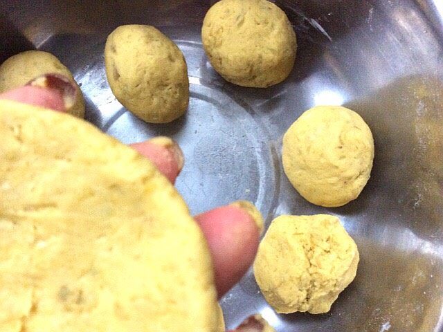 煎双薯饼,面团醒好,揪成同等大小的剂子,一个大概在35克左右,捏成饼状