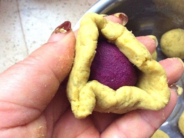 煎双薯饼,包入紫薯球,收口