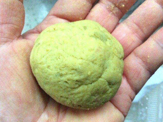 煎双薯饼,揉圆,压成饼状