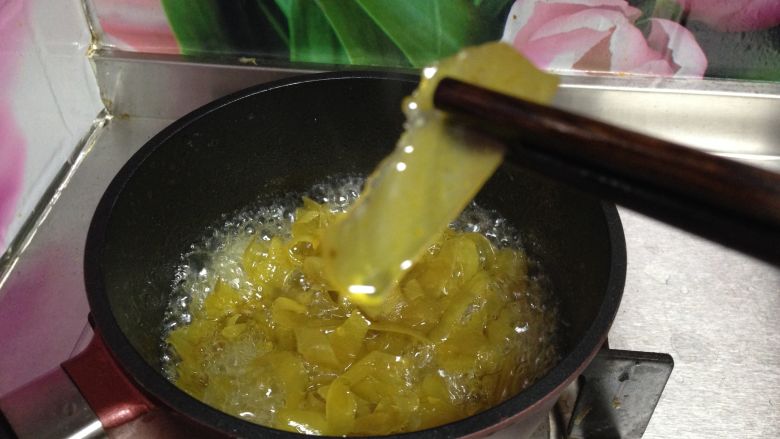 自制柚皮糖,水分逐渐减少,柚子皮变得透明
