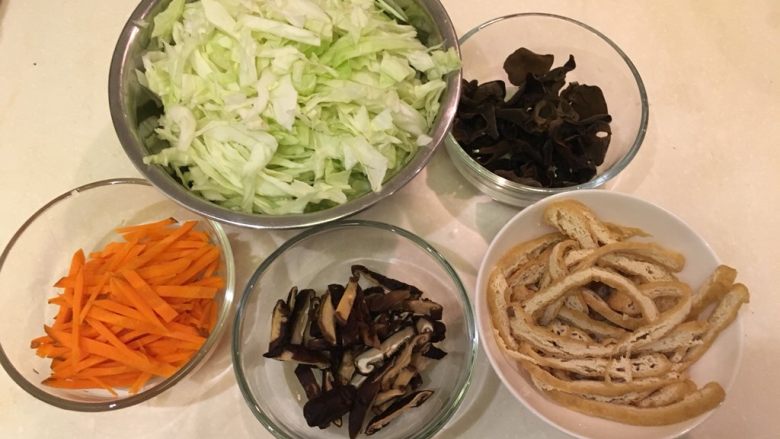 素什锦炒面,所有材料洗净,切丝备用