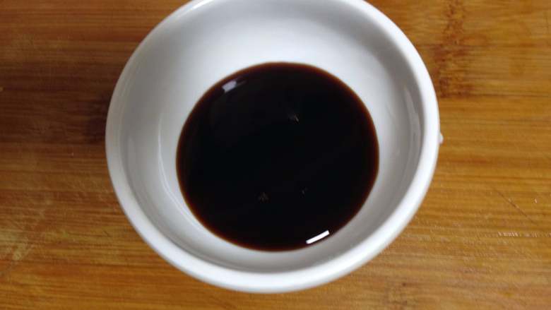 熏干拌芹丁,小碗里加入<a style='color:red;display:inline-block;' href='/shicai/ 793'>米醋</a>、<a style='color:red;display:inline-block;' href='/shicai/ 788'>生抽</a>