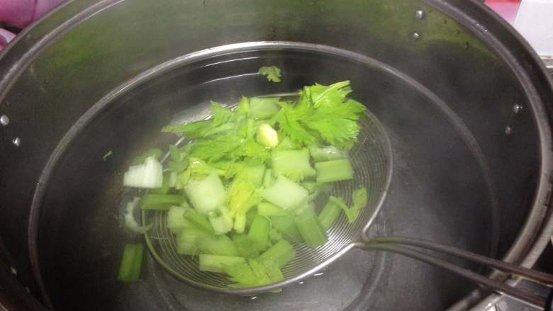 熏干拌芹丁,锅内加水烧开加入几滴食用油和适量盐,倒入芹菜丁汆烫5-7秒