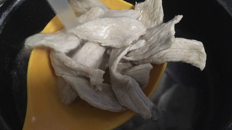 自制肉松(面包机版),之后将肉片捞出来,用水冲洗干净