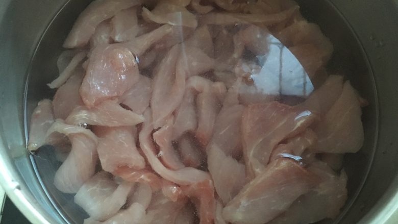 自制肉松(面包机版),切好的肉片用水清洗干净