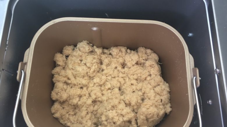 自制肉松(面包机版),一个小时后,肉松做好,用面包机做的肉松特别松绒,喜欢吃海苔的也可以放点海苔跟芝麻碎,也很好吃