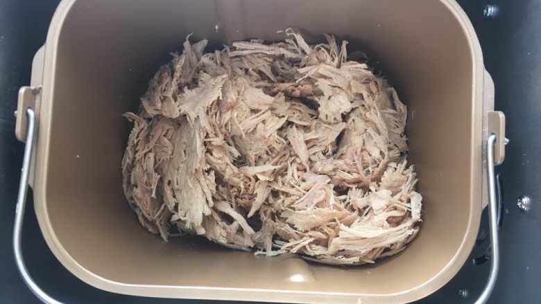 自制肉松(面包机版),面包机没有肉松程序的,可以启动搅拌程序,之后取出用烤箱180度烘烤15分钟,期间记得翻动肉松
