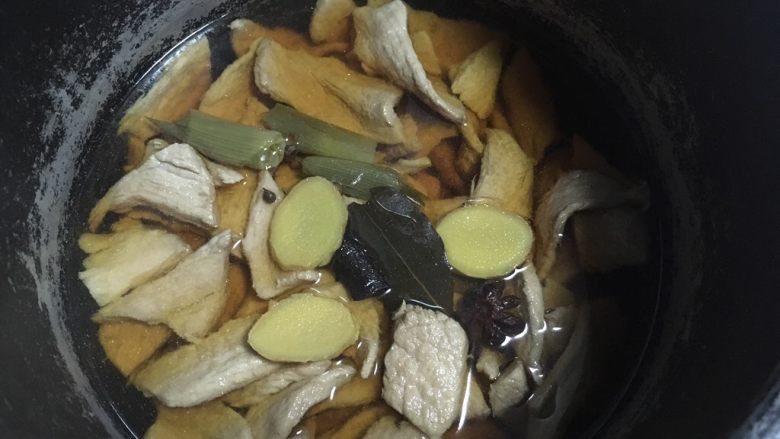 自制肉松(面包机版),启动肉类键,将肉压烂
