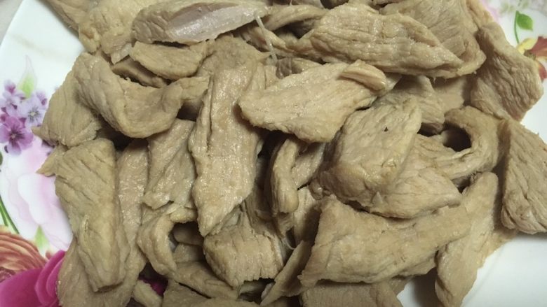 自制肉松(面包机版),压好的肉用筷子可以戳烂,之后将肉捞出,过滤掉汤汁,汤汁也别浪费,可以留着炖菜吃