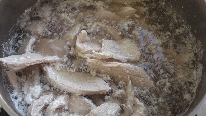 自制肉松(面包机版),之后冷水下锅,大火烧开煮5、6分钟,去掉血水