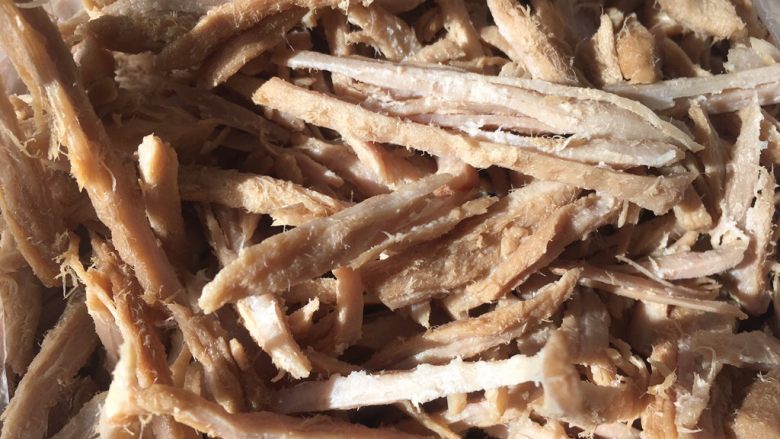 自制肉松(面包机版),之后用手将肉撕开,顺着肉的纹理很好撕