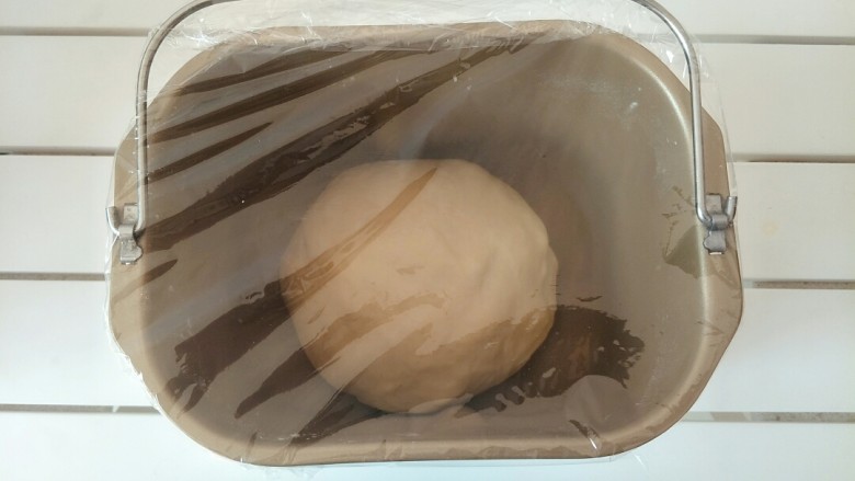 北海道吐司(直接法),我是直接放面包桶内室温发酵,一发温度28度左右适宜